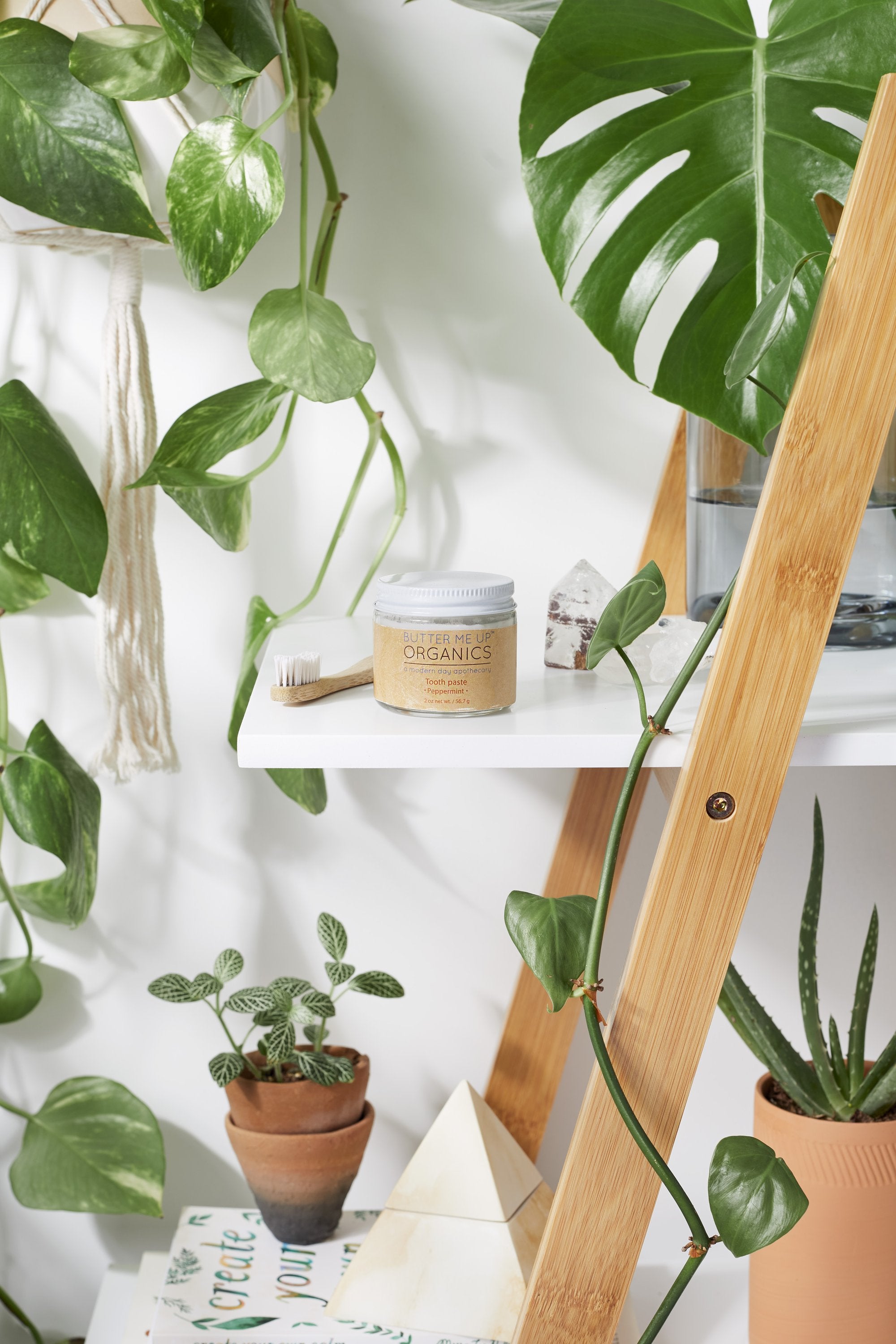 Natural Remineralizing Toothpaste – Baking Soda & Coconut Oil Tooth Polish